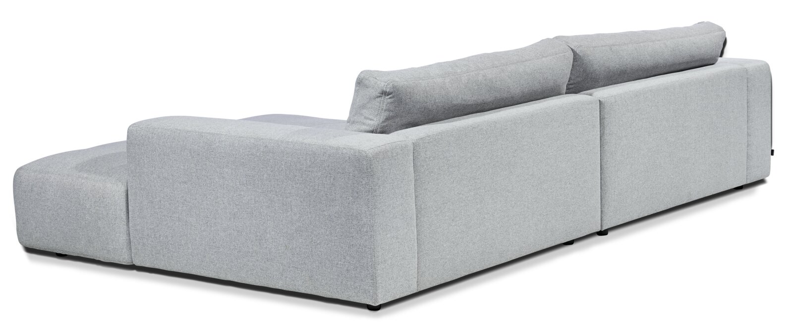 Achterkant van een grijze longchair-set met twee rugkussens, gefotografeerd vanuit perspectief rechtsachter.