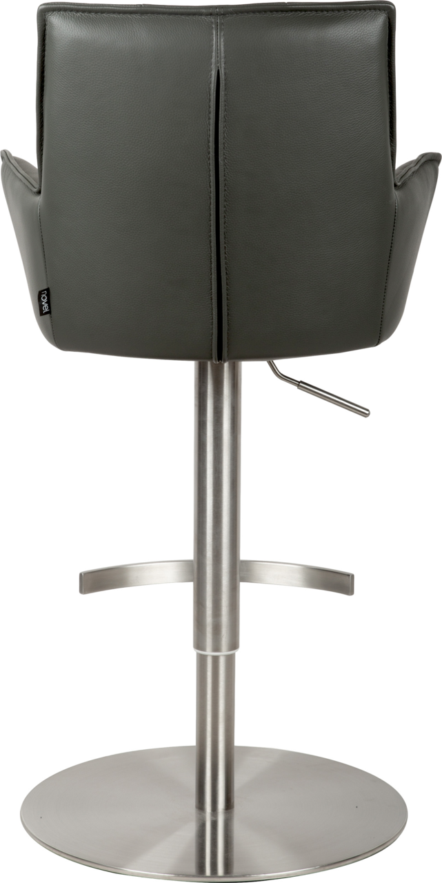 Rückansicht eines grauen Barhockers mit gepolsterter Rückenlehne und Armlehnen in Lederoptik, höhenverstellbar mit Metallgestell und runder Bodenplatte