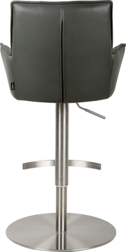 Rückansicht eines grauen Barhockers mit gepolsterter Rückenlehne und Armlehnen in Lederoptik, höhenverstellbar mit Metallgestell und runder Bodenplatte