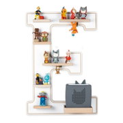Frontansicht eines wandmontierten Kinderregals in Form des Buchstabens P aus hellem Holz mit kleinen Spielfiguren und einem grauen Lautsprecher/Box mit Katzenmotiv auf weißem Hintergrund