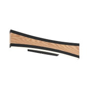 Moderne, gebogene LED-Wandleuchte in Schwarz mit Holzoptik-Front und diffuser Lichtleiste, schräg von unten in Seitenansicht auf weißem Hintergrund