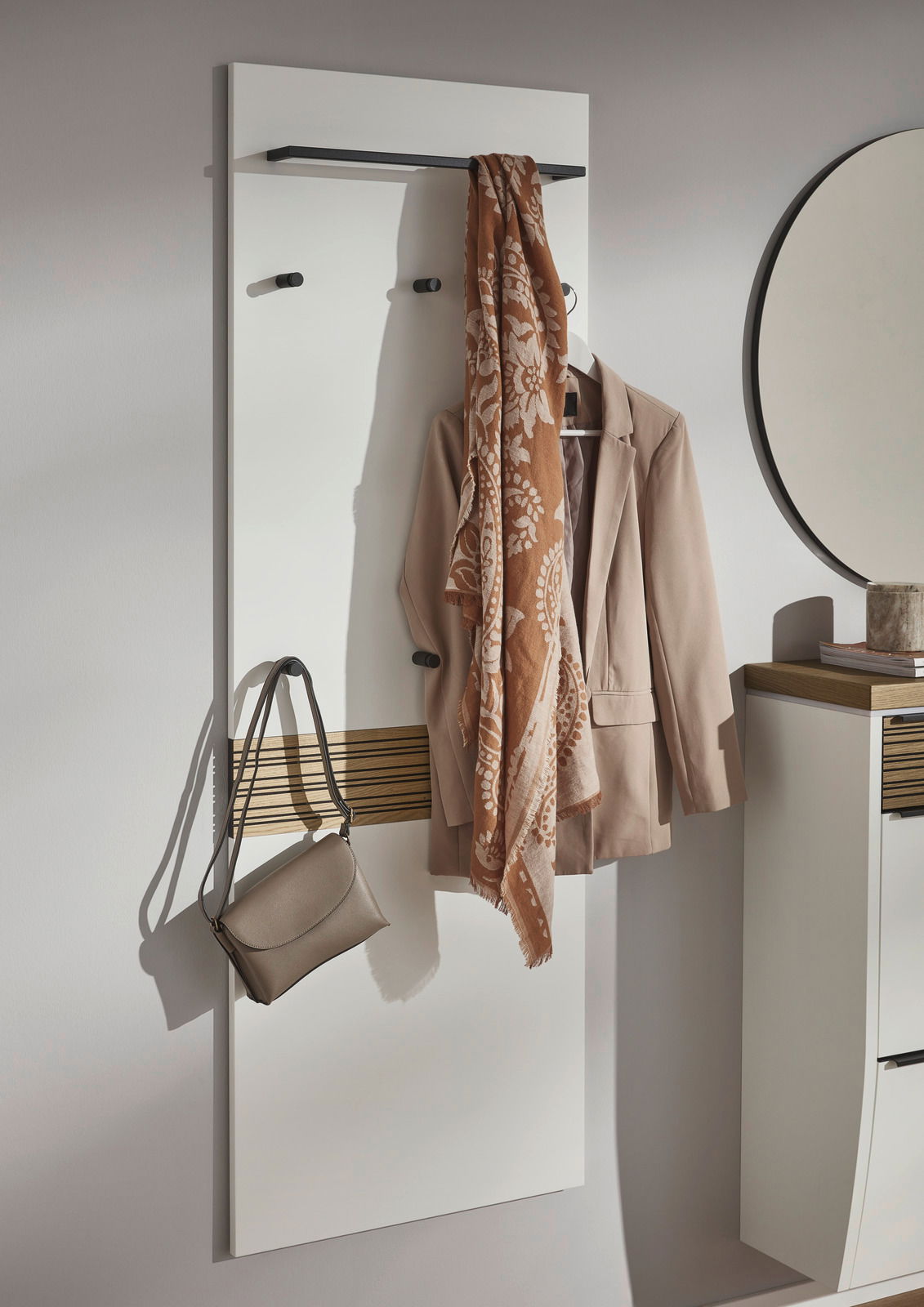 XL-Garderobenpaneel in Weiß mit schwarzer Ablage, Haken für Kleidung und Accessoires, seitliche Perspektive