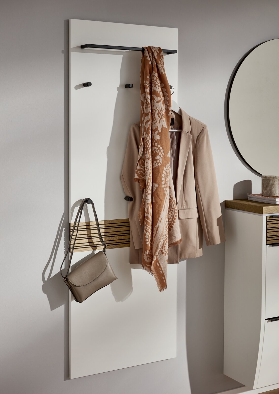 XL-Garderobenpaneel in Weiß mit schwarzer Ablage, Haken für Kleidung und Accessoires, seitliche Perspektive