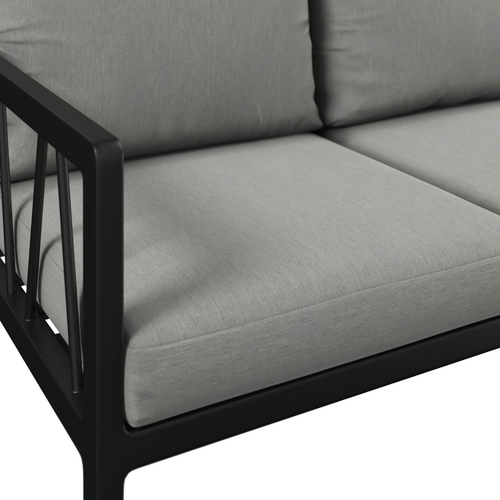 Nahaufnahme einer modernen Gartenbank mit grauen Kissen und schwarzem Metallrahmen, seitliche Perspektive.