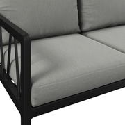 Nahaufnahme einer modernen Gartenbank mit grauen Kissen und schwarzem Metallrahmen, seitliche Perspektive.