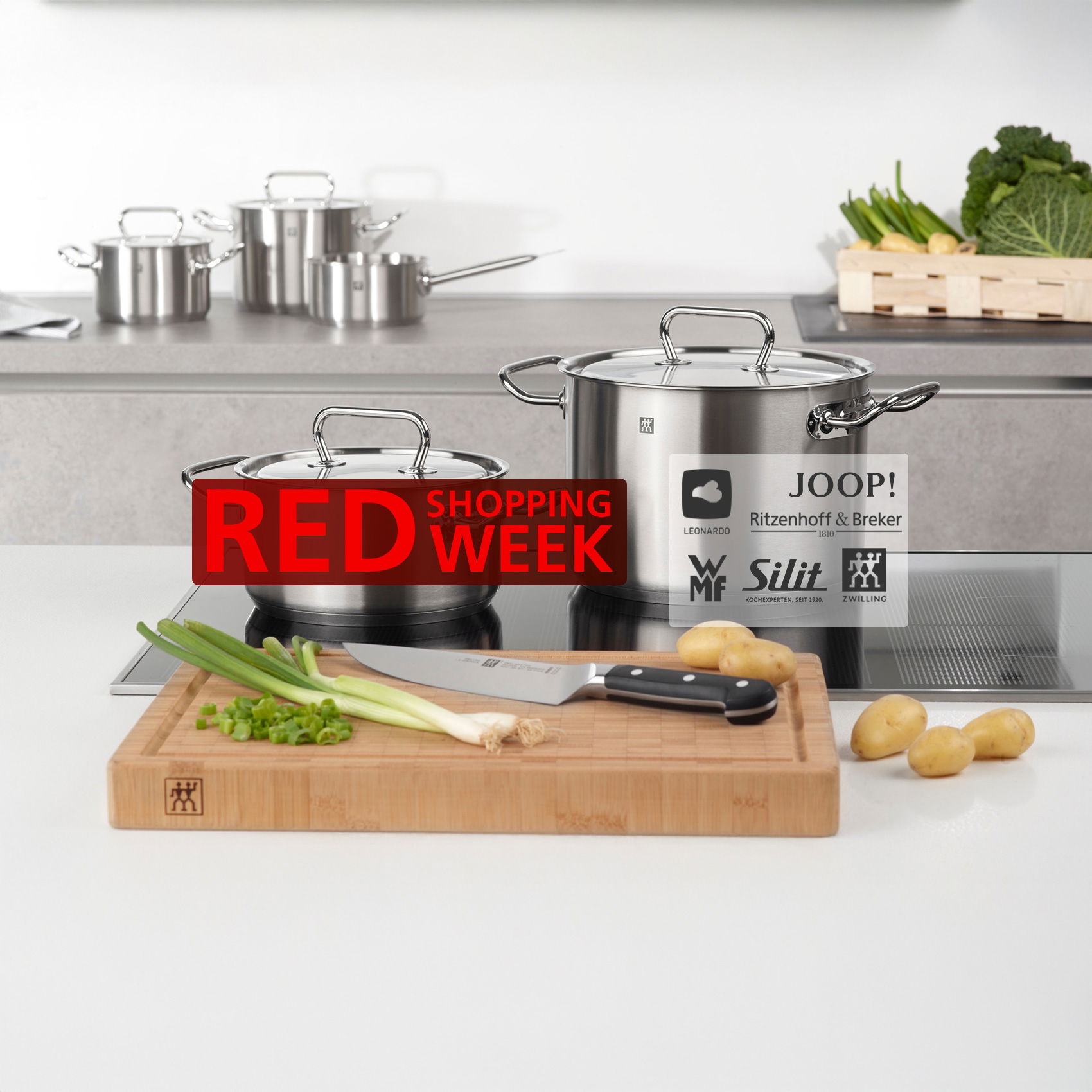 Edelstahl-Kochtöpfe auf Herd, Schneidebrett mit Messer und Gemüse, Red Week Aktion mit Markenlogos