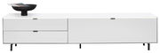 Weißes TV-Lowboard mit zwei Schubladen und einer Tür, frontal betrachtet, mit schwarzer Schale auf der linken Seite.