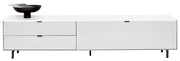 Weißes TV-Lowboard mit zwei Schubladen und einer Tür, frontal betrachtet, mit schwarzer Schale auf der linken Seite.