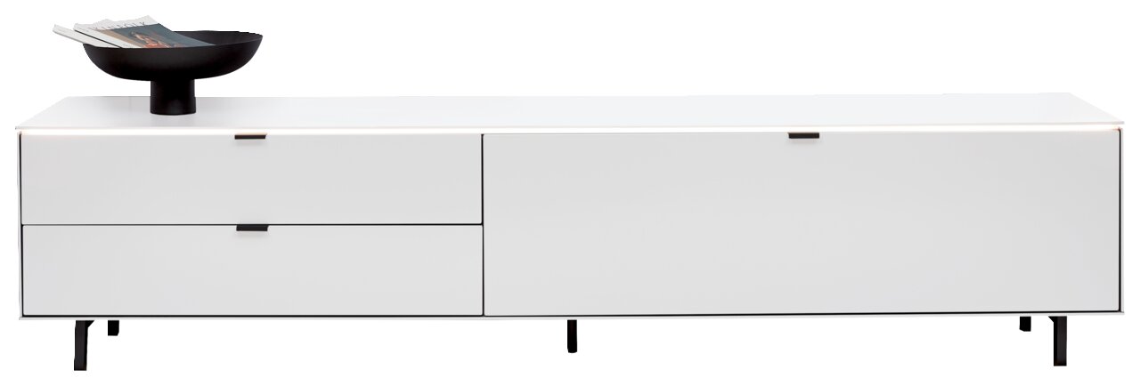 Weißes TV-Lowboard mit zwei Schubladen und einer Tür, frontal betrachtet, mit schwarzer Schale auf der linken Seite.