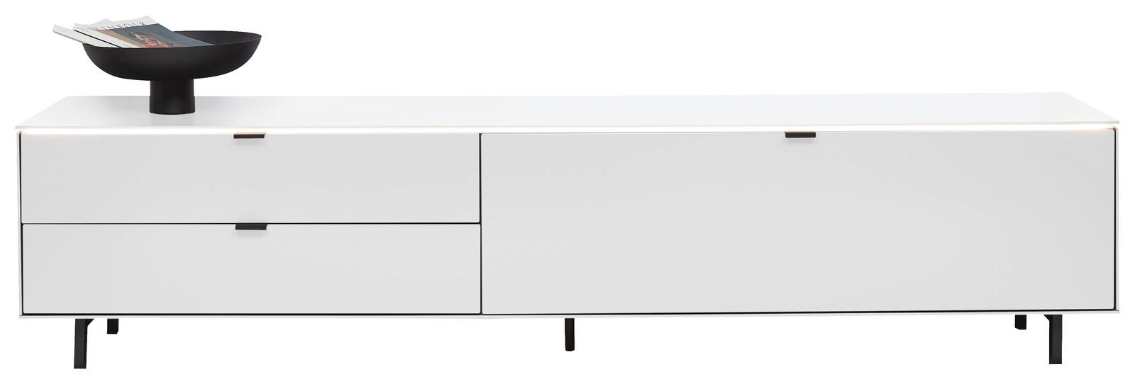 Weißes TV-Lowboard mit zwei Schubladen und einer Tür, frontal betrachtet, mit schwarzer Schale auf der linken Seite.