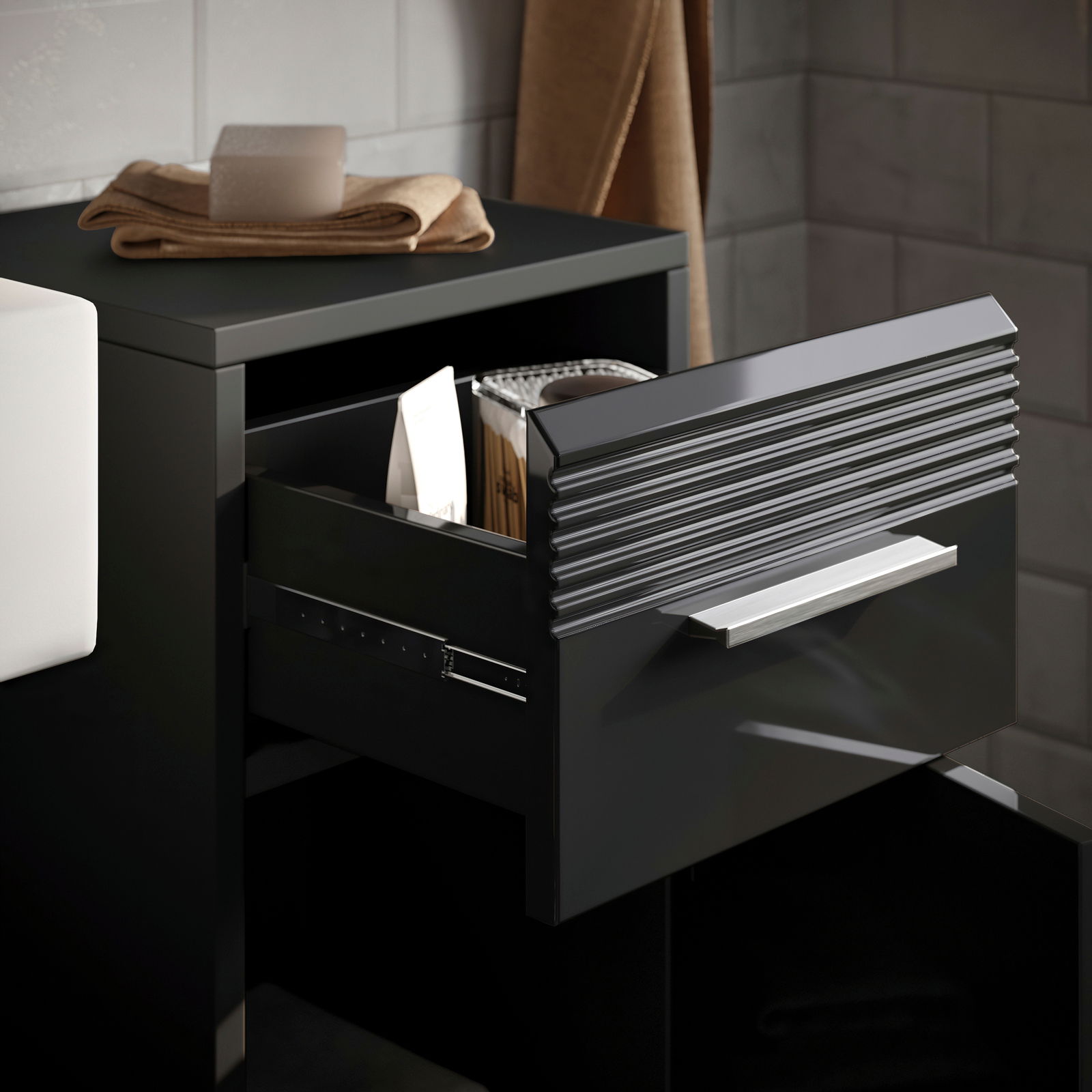 Schwarze Badkombination mit geöffneter Schublade, seitliche Perspektive, mit Handtüchern und Seife auf der Oberseite.