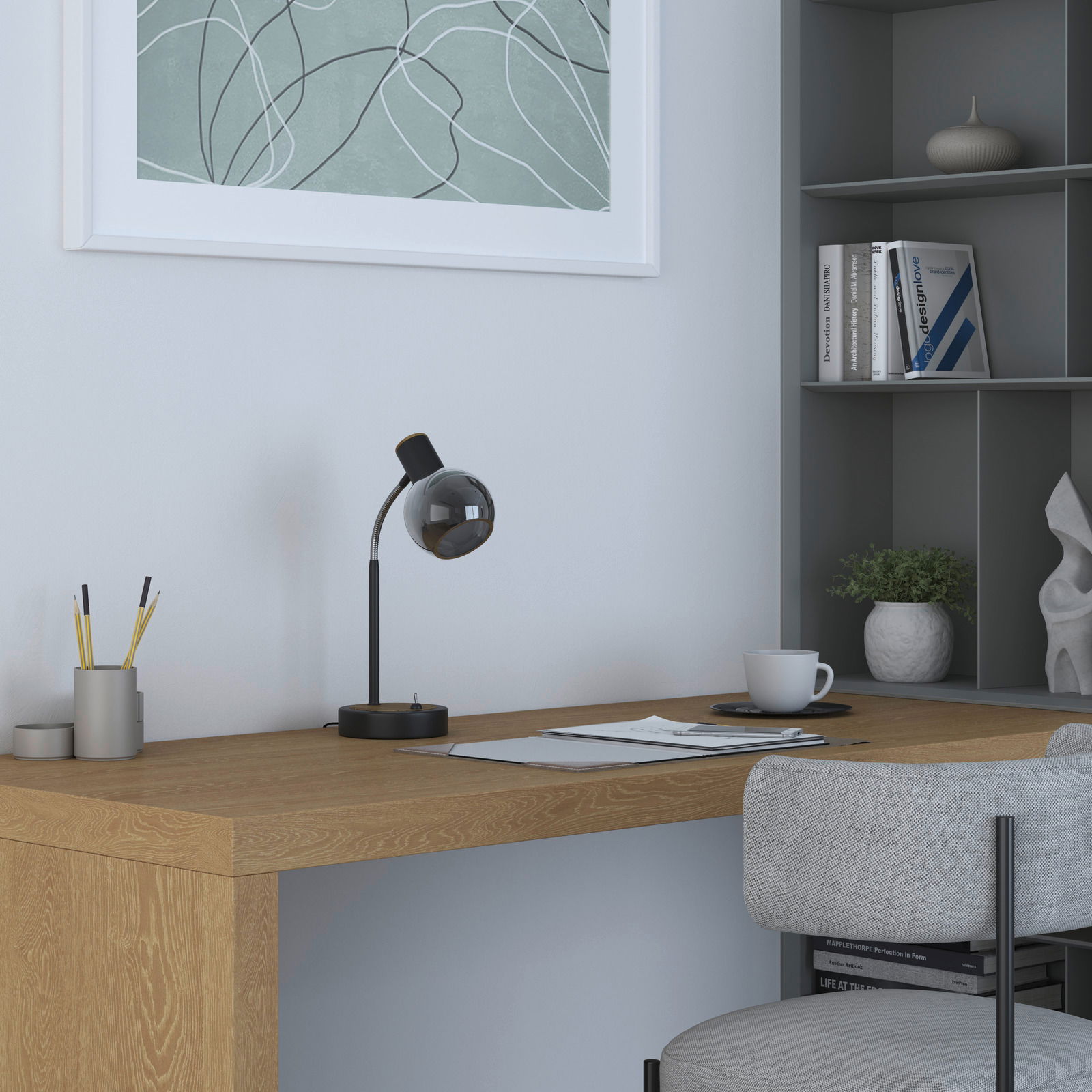 Moderne Tischleuchte in Schwarz auf einem Holzschreibtisch, seitliche Perspektive