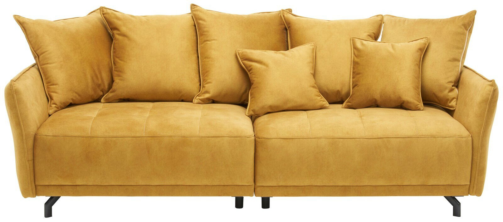 Großes, senfgelbes Sofa mit mehreren Kissen, frontal fotografiert.