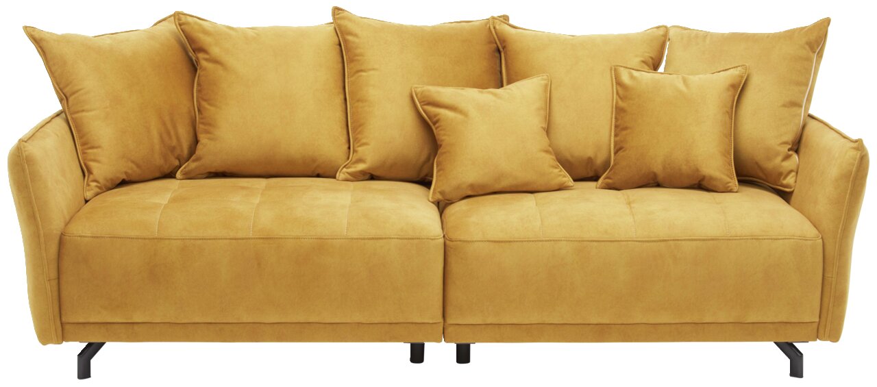Großes, senfgelbes Sofa mit mehreren Kissen, frontal fotografiert.