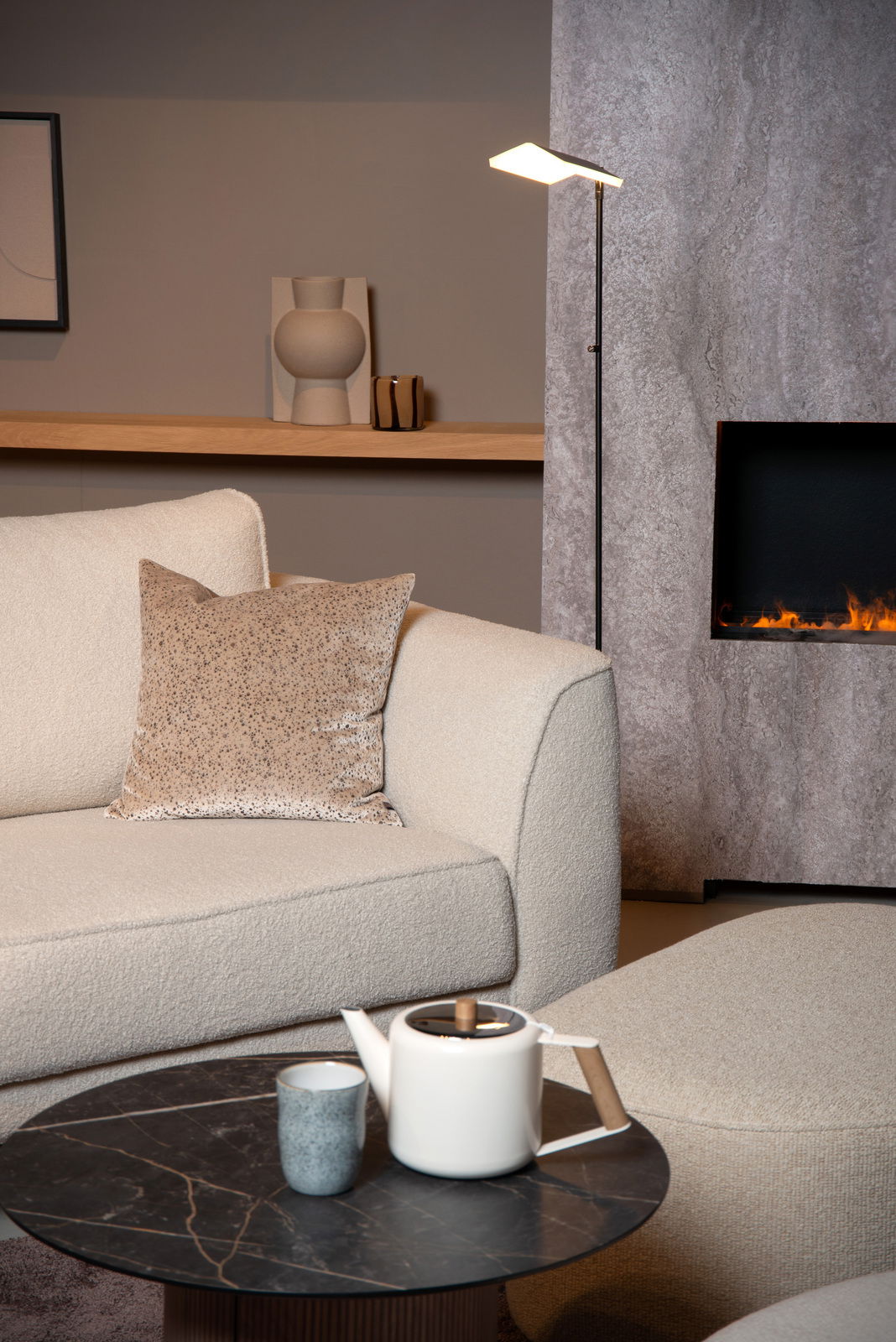 Moderne Steh- und Leseleuchte AARON in einem stilvollen Wohnzimmer, seitliche Perspektive