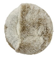 Een rond, zacht huisdierenbed in beige en crème, gezien vanuit vogelperspectief