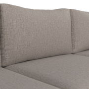 Nahaufnahme einer Loungegarnitur mit beigem Stoffbezug, seitliche Perspektive