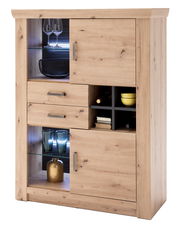 Hochwertiges Highboard aus Holz mit Glaseinsätzen und LED-Beleuchtung, frontal betrachtet.