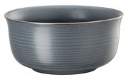 Blaue Müslischale aus Keramik mit feiner Rillenstruktur, seitliche Perspektive