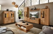 Modernes Wohnzimmer mit Wohnwand und Highboard aus hellem Massivholz mit Glasvitrinen und LED-Beleuchtung, TV-Board und Couchtisch, perspektivische Ansicht von vorne leicht schräg
