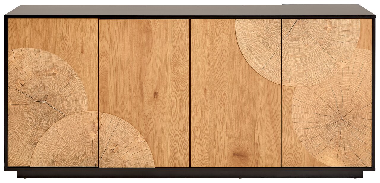 Frontansicht eines modernen Sideboards mit schwarzer Deckplatte und Rahmen, vier Türen aus hellem Holz mit markanten Baumring-Querschnitt-Motiven