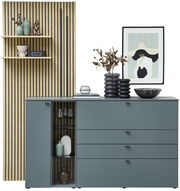 Moderne Sideboardkombination in Blau mit Holzrückwand, dekoriert mit Vasen, Kunstobjekten und einem gerahmten Bild, seitliche Perspektive.