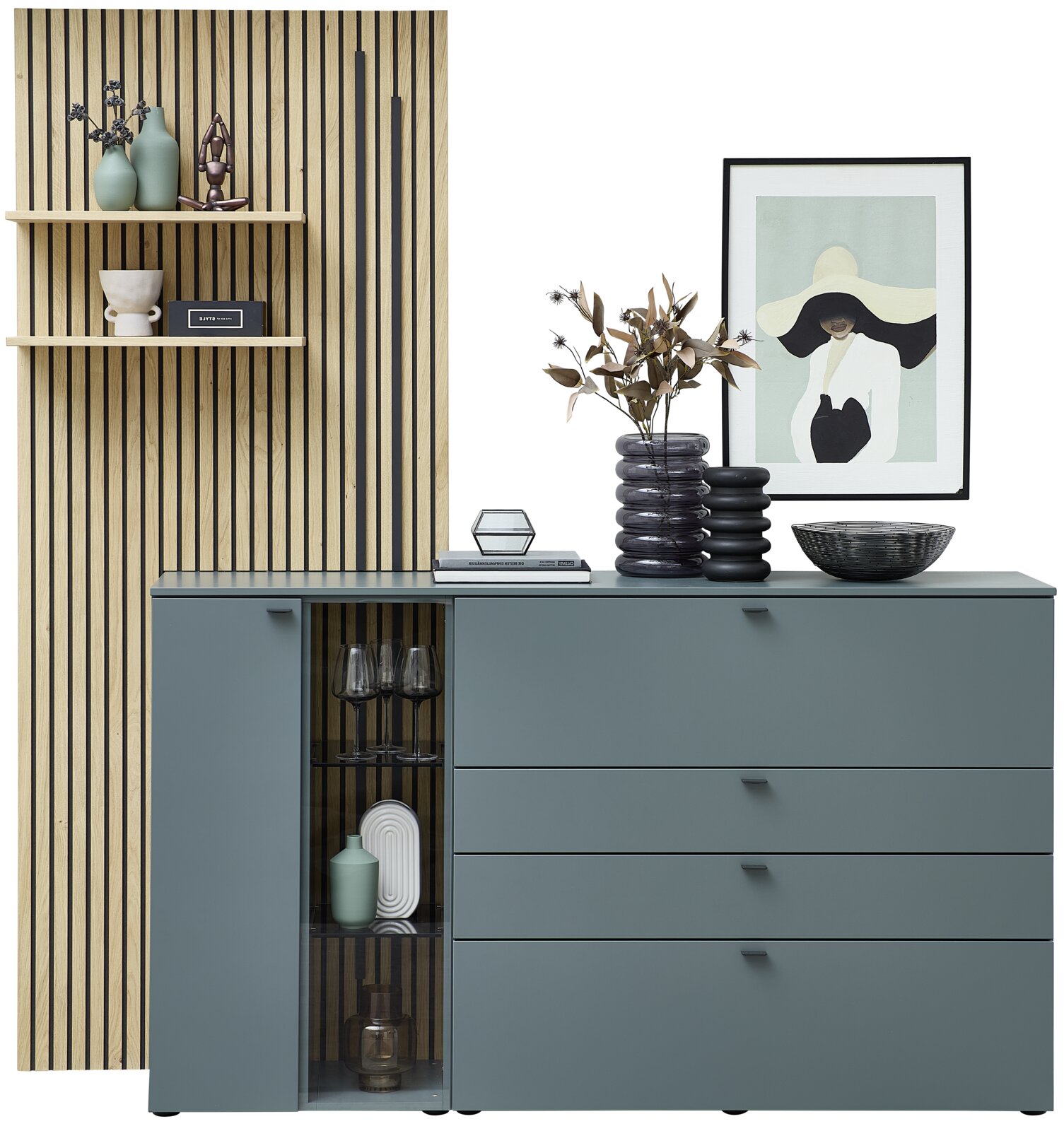 Moderne Sideboardkombination in Blau mit Holzrückwand, dekoriert mit Vasen, Kunstobjekten und einem gerahmten Bild, seitliche Perspektive.