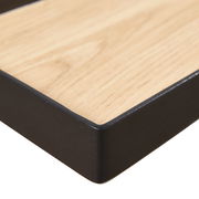 Nahaufnahme eines XORA Wandboards RICKY mit Holzoptik und schwarzem Rahmen, perspektivisch von der Ecke aufgenommen.