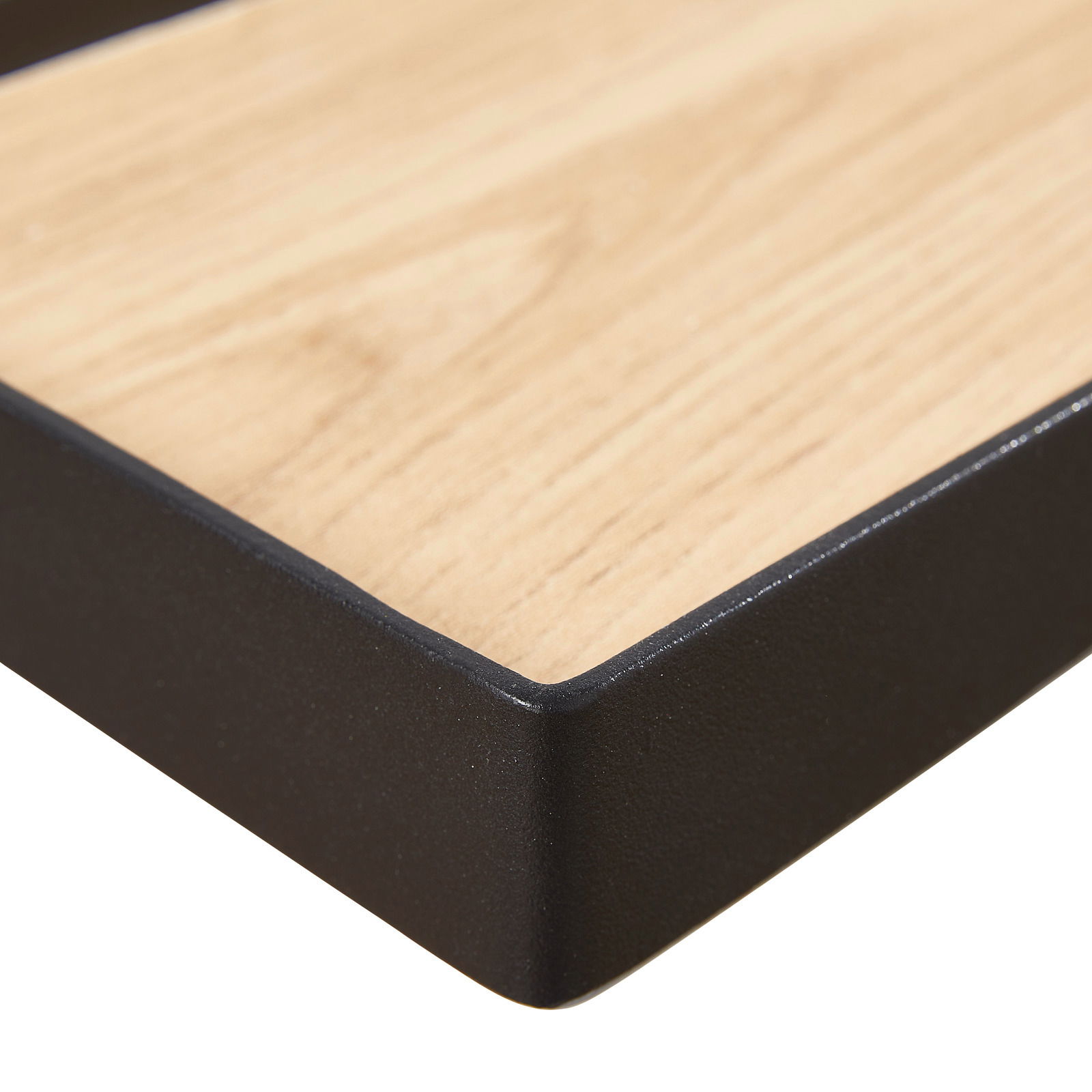 Nahaufnahme eines XORA Wandboards RICKY mit Holzoptik und schwarzem Rahmen, perspektivisch von der Ecke aufgenommen.