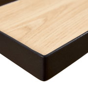 Nahaufnahme eines XORA Wandboards RICKY mit Holzoptik und schwarzem Rahmen, perspektivisch von der Ecke aufgenommen.