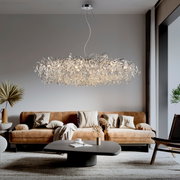 Moderner Kronleuchter RICICLE in einem stilvollen Wohnzimmer, von unten betrachtet.