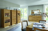 Moderne Wohnzimmeransicht mit drei hohen Vitrinen aus Holz, die von links nach rechts angeordnet sind. Die Vitrinen haben Glaseinsätze und sind von vorne sichtbar.