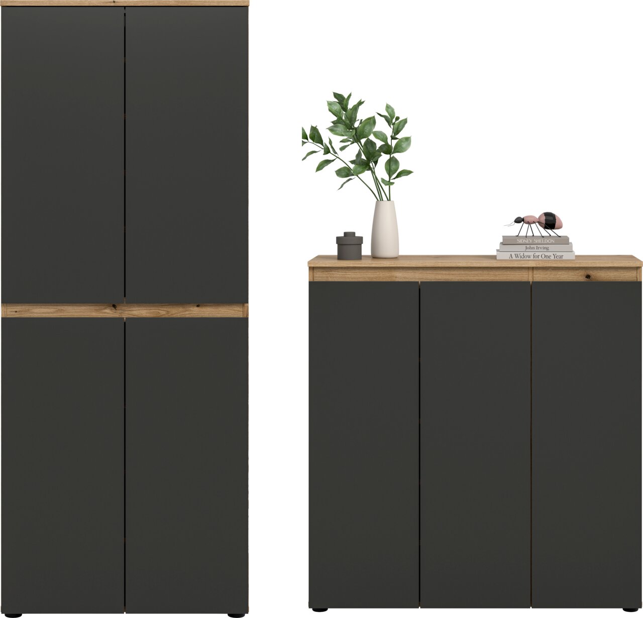 Zwei moderne Schränke in Anthrazit mit Holzoptik-Abdeckplatte, links ein hoher Mehrzweckschrank und rechts ein Sideboard mit Deko auf der Oberseite, Frontansicht.