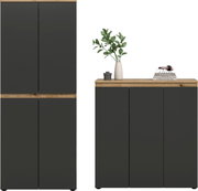 Zwei moderne Schränke in Anthrazit mit Holzoptik-Abdeckplatte, links ein hoher Mehrzweckschrank und rechts ein Sideboard mit Deko auf der Oberseite, Frontansicht.
