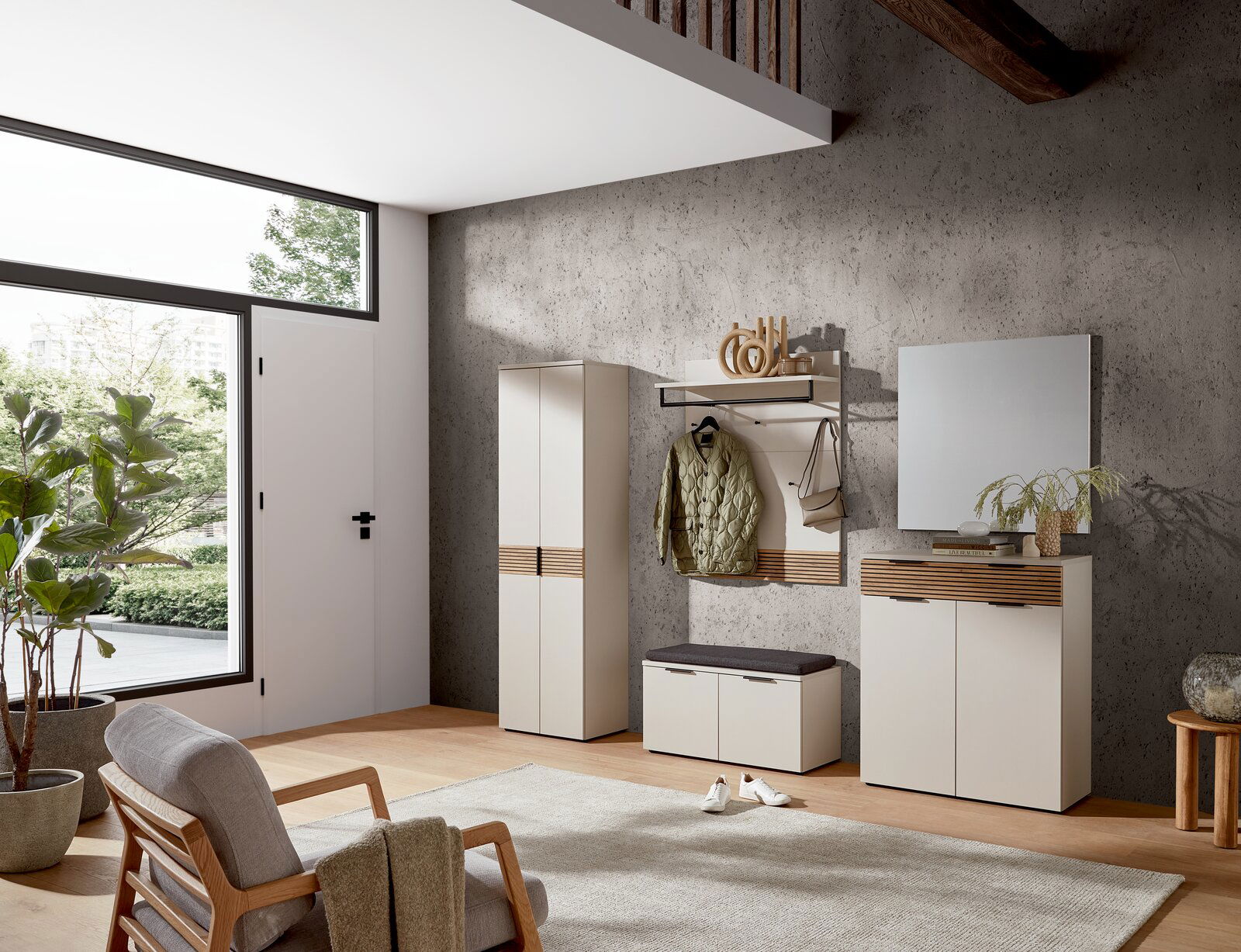 Moderne Garderobeneinrichtung mit Spiegel, Schuhschrank, Garderobenpaneel und Sitzbank in einem hellen Raum mit Blick auf die linke Seite.