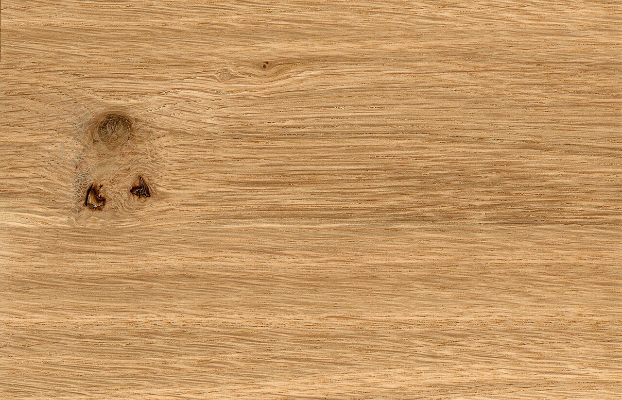 Nahaufnahme einer Holzoberfläche mit natürlicher Maserung und Astloch.