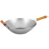 Silberner Wok mit Holzgriffen, seitliche Perspektive
