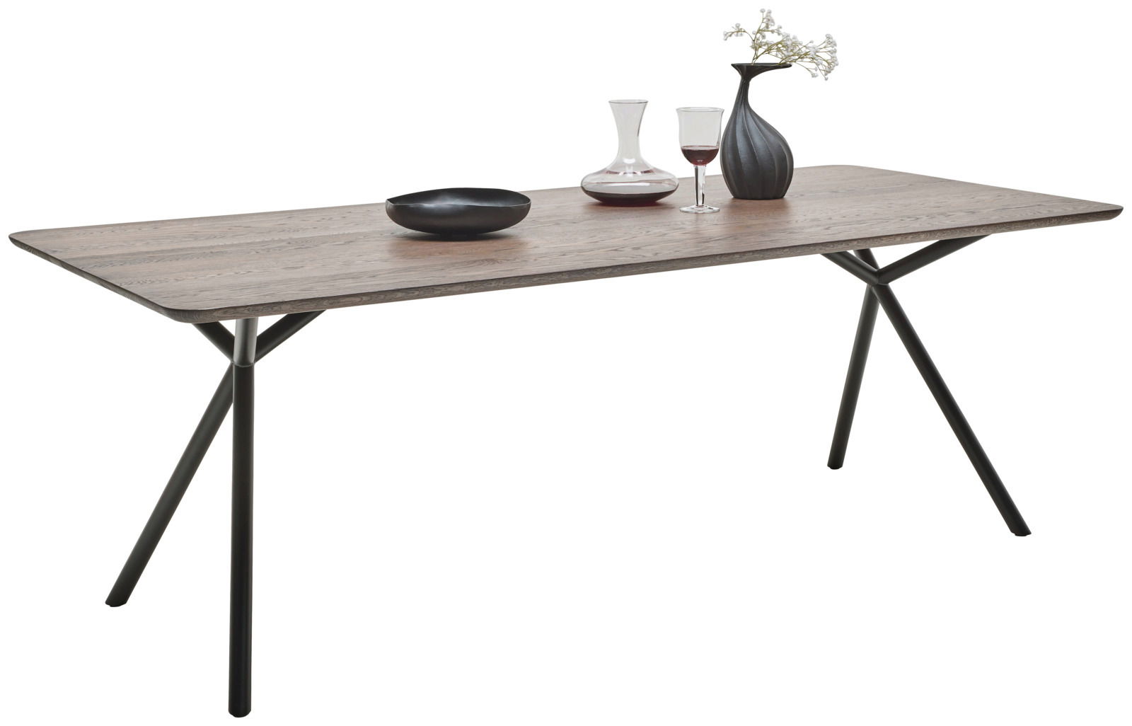 Moderner Esstisch aus Holz mit Metallbeinen, dekoriert mit einer Vase, einem Weinglas und einer Schale, seitliche Perspektive