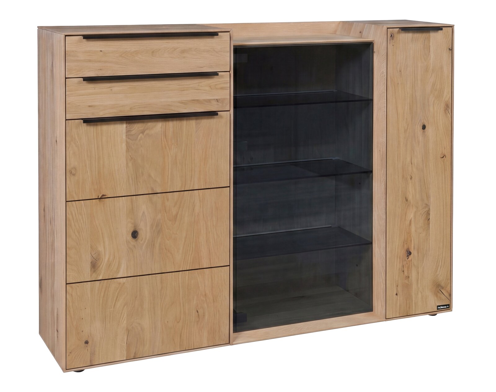 Hülsta Hoge kastcombinatie MADERA Houten dressoir van eikenhout met drie lades aan de linkerkant, een glazen vitrinekast in het midden met legplanken en een deur aan de rechterkant, in een licht vooraanzicht (schuin van voren) vrijstaand.