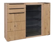 Holz-Sideboard aus Eiche mit drei Schubladen links, mittigem Glasvitrinenfach mit Einlegeböden und rechter Tür, in leichter Frontansicht (schräg von vorn) freigestellt.
