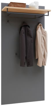 Frontale Ansicht eines XL-Garderobenpaneels mit grauer Oberfläche, Holzboden und Haken für Kleidung.