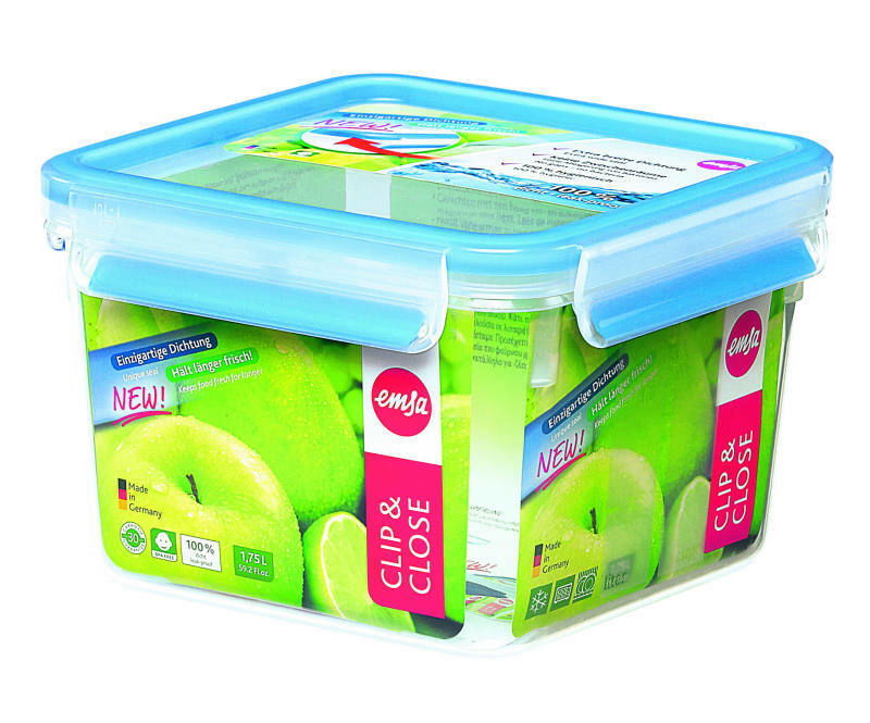 Emsa Dose CLIP & CLOSE 1,75 Liter Transparente Kunststoffdose mit blauem Deckel, 1,75 Liter, von schräg oben fotografiert, mit Clip & Close Verschluss und Apfelmotiv.