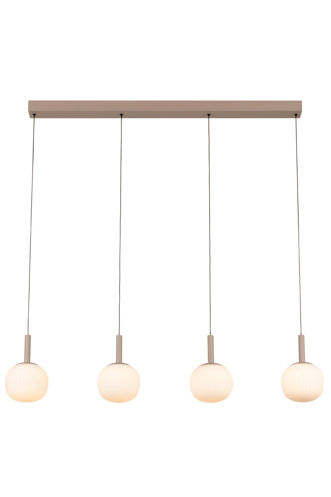 Novel LED-Hängeleuchte PENDELLEUCHTE Moderne LED-Hängeleuchte mit vier kugelförmigen, weißen Lampenschirmen, aufgehängt an dünnen Kabeln von einer rechteckigen Deckenhalterung. Frontalansicht.