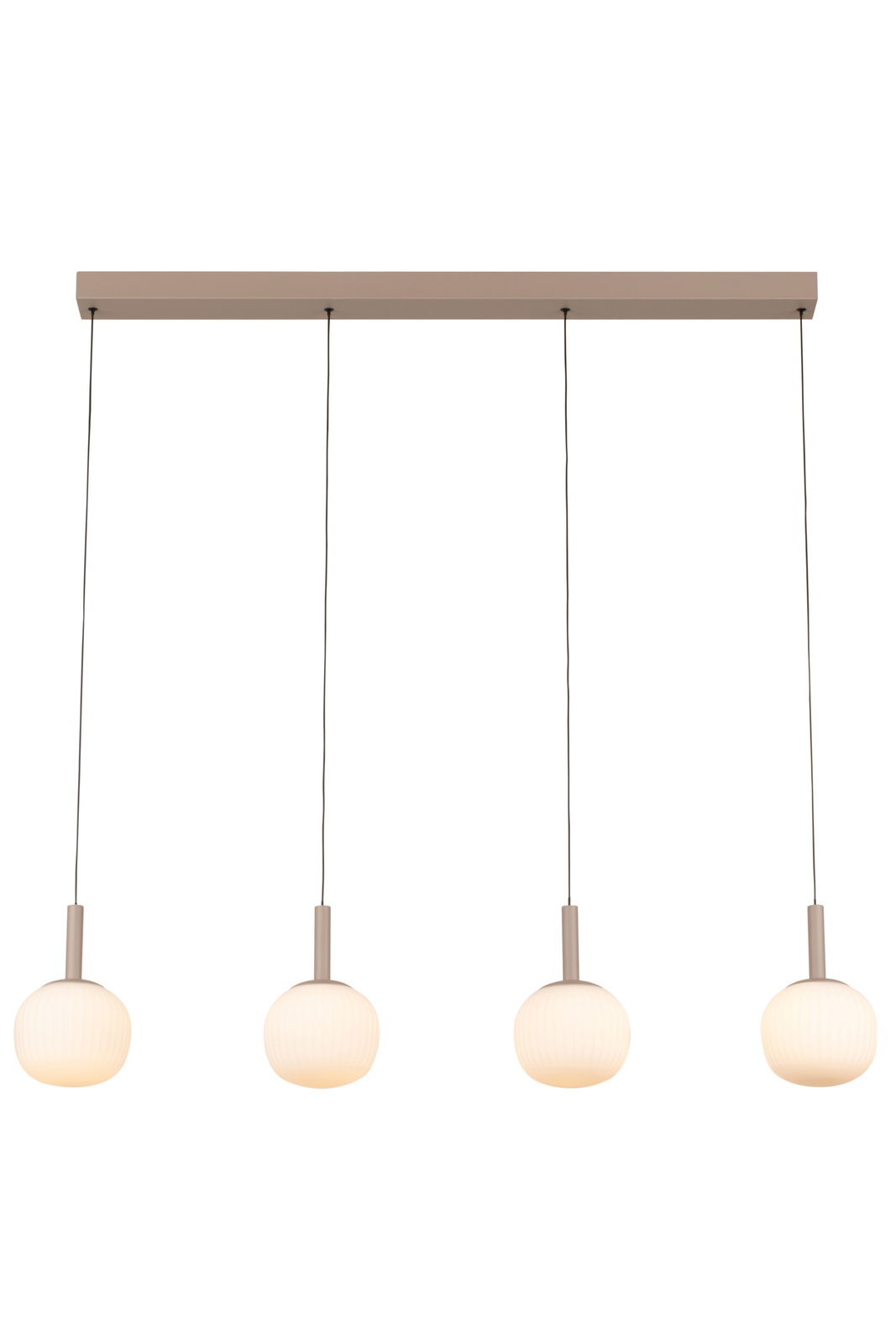 Novel LED-Hängeleuchte Moderne LED-Hängeleuchte mit vier kugelförmigen, weißen Lampenschirmen, aufgehängt an dünnen Kabeln von einer rechteckigen Deckenhalterung. Frontalansicht.