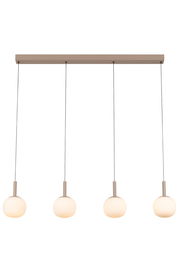 Moderne LED-Hängeleuchte mit vier kugelförmigen, weißen Lampenschirmen, aufgehängt an dünnen Kabeln von einer rechteckigen Deckenhalterung. Frontalansicht.