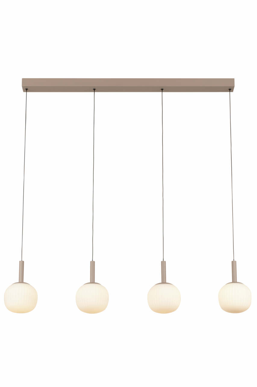 Novel LED-Hängeleuchte Moderne LED-Hängeleuchte mit vier kugelförmigen, weißen Lampenschirmen, aufgehängt an dünnen Kabeln von einer rechteckigen Deckenhalterung. Frontalansicht.