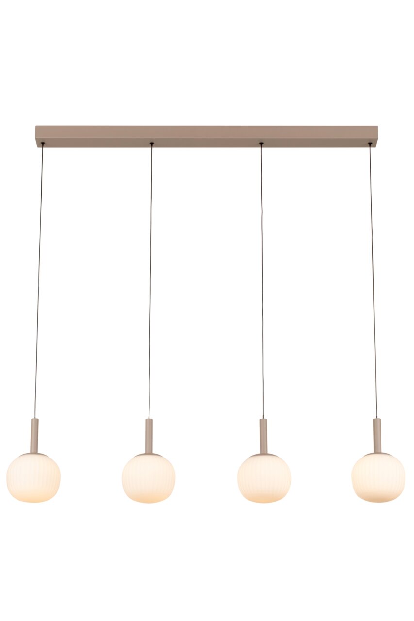 Novel LED-Hängeleuchte Moderne LED-Hängeleuchte mit vier kugelförmigen, weißen Lampenschirmen, aufgehängt an dünnen Kabeln von einer rechteckigen Deckenhalterung. Frontalansicht.