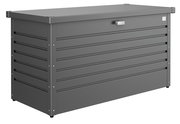 Dunkelgraue Metall-Aufbewahrungsbox/Gartenbox mit Deckel und Frontgriff, gezeigt in schräger Vorderansicht (3/4-Perspektive) vor weißem Hintergrund