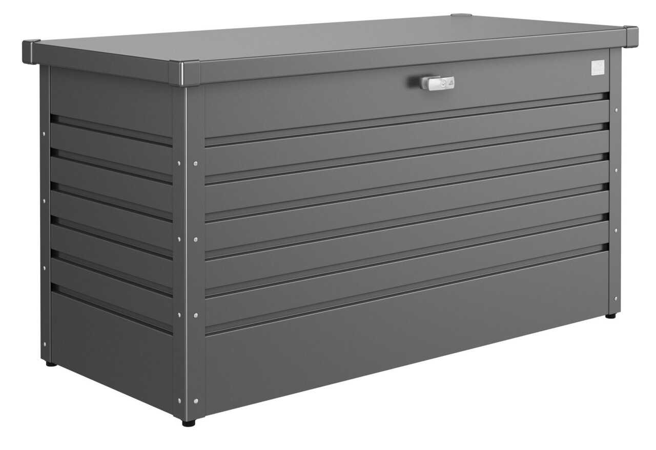 Dunkelgraue Metall-Aufbewahrungsbox/Gartenbox mit Deckel und Frontgriff, gezeigt in schräger Vorderansicht (3/4-Perspektive) vor weißem Hintergrund