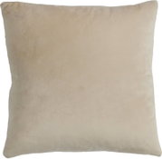 Vierkant sierkussen in lichtbeige met een zachte, fluweelachtige structuur, recht van voren afgebeeld